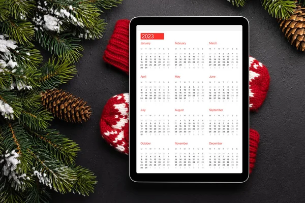 次の年のカレンダー ミトンやクリスマスの装飾とタブレット Xmasデバイス画面テンプレート — ストック写真