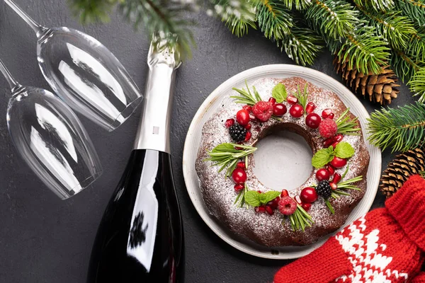 Bolo Natal Decorado Com Sementes Romã Cranberries Alecrim Depósito Plano — Fotografia de Stock