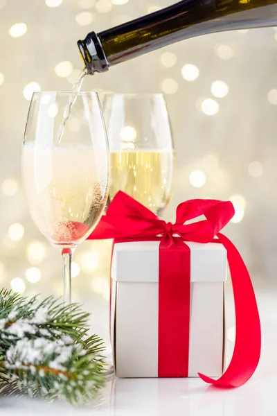 Ποτήρια Σαμπάνιας Και Κουτί Δώρου Μπροστά Από Φώτα Των Χριστουγέννων — Φωτογραφία Αρχείου