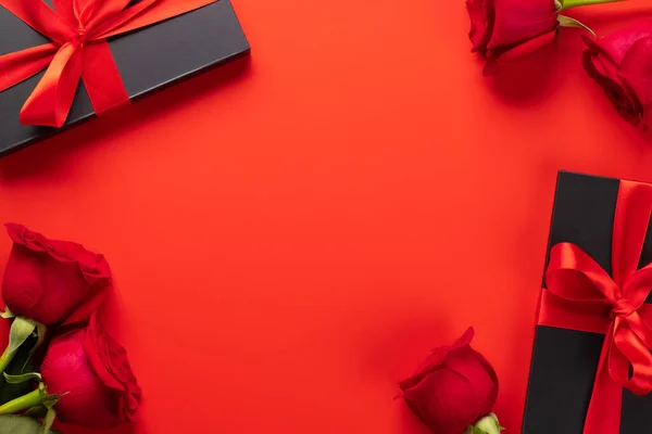 День Святого Валентина Листівка Подарунковими Коробками Трояндовими Квітами Червоному Тлі — стокове фото
