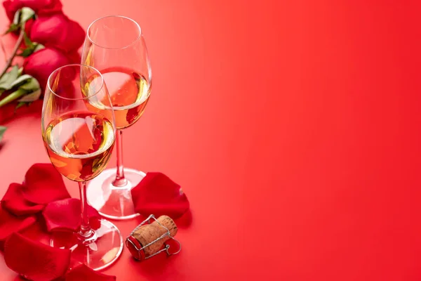 Cartão Dia Dos Namorados Com Champanhe Flores Rosa Fundo Vermelho — Fotografia de Stock