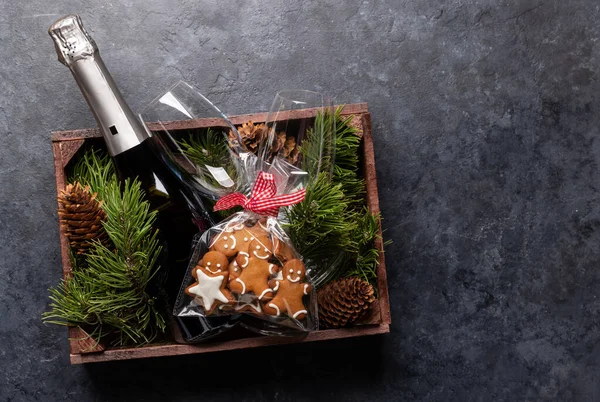 クリスマスのジンジャーブレッドクッキーとシャンパンとボックス Xmasの挨拶のためのスペースとフラットレイアウト — ストック写真