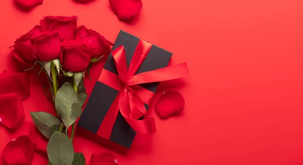 情人节卡片上有礼品盒和玫瑰花 在红色的背景上 为您的问候留出空间 — 图库照片