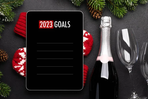Tableta Šablonou Seznamu Cílů Šampaňským Vánoční Výzdobou Nastavení Obrazovky Vánočního — Stock fotografie