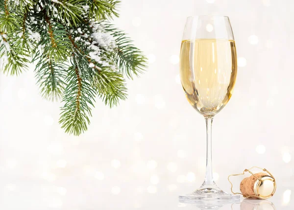 圣诞彩灯前的香槟酒杯 — 图库照片