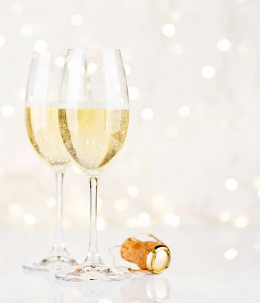 Champagnergläser Vor Der Weihnachtsbeleuchtung Bokeh — Stockfoto