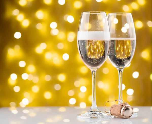 Bicchieri Champagne Davanti Alle Luci Natale Bokeh — Foto Stock