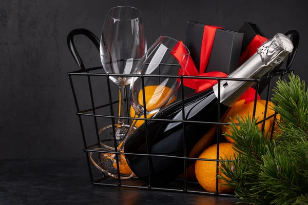 Korg Med Julklappslådor Champagne Apelsiner Och Inredning — Stockfoto