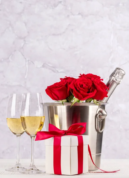 Walentynki Kartka Szampanem Kwiaty Róż Pudełko Prezentami Miejscem Twoje Pozdrowienia — Zdjęcie stockowe