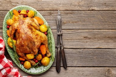 Şükran Günü hindisi, fotokopi alanı olan ahşap masa üzerinde. Düz yatıyordu