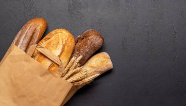 Taş masada taze pişmiş ekmek. Kopyalama alanı olan düz