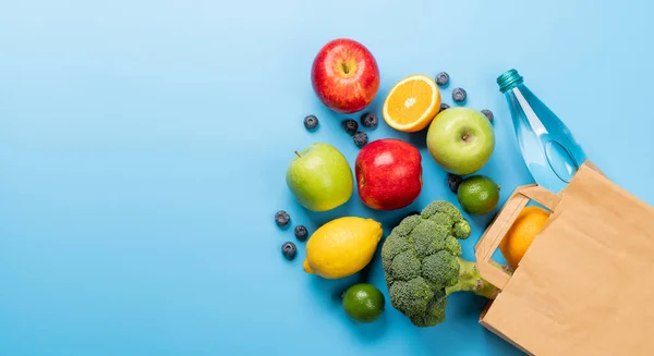 Papiertüte Voller Gesunder Lebensmittel Auf Blauem Hintergrund Wohnung Lag Mit — Stockfoto