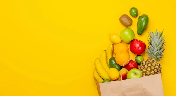Sacchetto Carta Shopping Pieno Frutta Sana Cibo Sfondo Giallo Posa — Foto Stock
