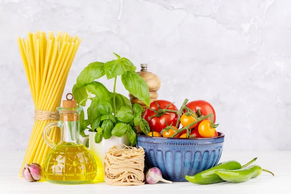 Ingredientes Para Cozinhar Cozinha Italiana Massas Alimentícias Tomates Manjericão — Fotografia de Stock