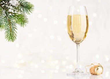 Noel ışıklarının önündeki şampanya kadehleri Noel kutlamaları için fotokopi alanlarıyla dolu.