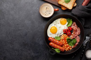 Yağda yumurta, fasulye, pastırma ve sosisli İngiliz kahvaltısı. Üst görünüm düzlüğü kopyalama alanı ile yatıyordu