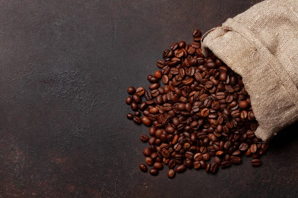 Çuval Bezi Içinde Kavrulmuş Kahve Çekirdeği Üst Görünüm Düzlüğü Kopyalama — Stok fotoğraf