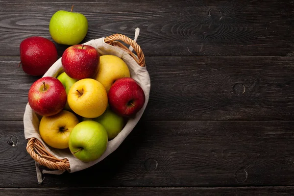 Bunte Reife Apfelfrüchte Korb Auf Einem Holztisch Draufsicht Flach Lag — Stockfoto