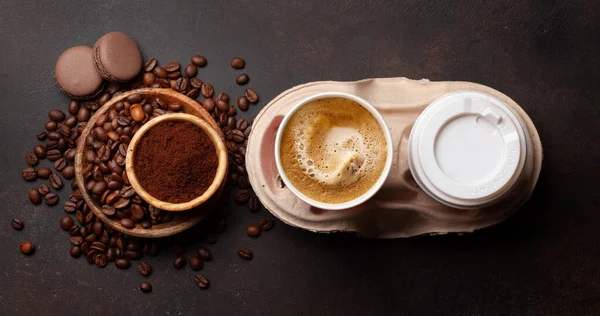 Verse Koffie Afhaalkopjes Gebrande Koffiebonen Gemalen Koffie Bovenaanzicht Vlak Lay — Stockfoto