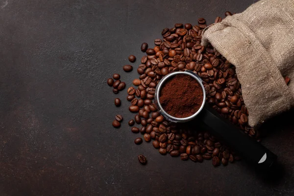 Gebrande Koffiebonen Gemalen Koffie Filterhouder Bovenaanzicht Plat Lag Met Kopieerruimte — Stockfoto
