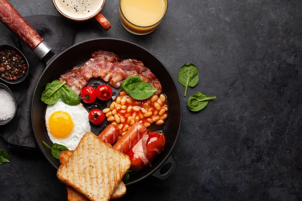 Yağda Yumurta Fasulye Pastırma Sosisli Ngiliz Kahvaltısı Üst Görünüm Düzlüğü — Stok fotoğraf