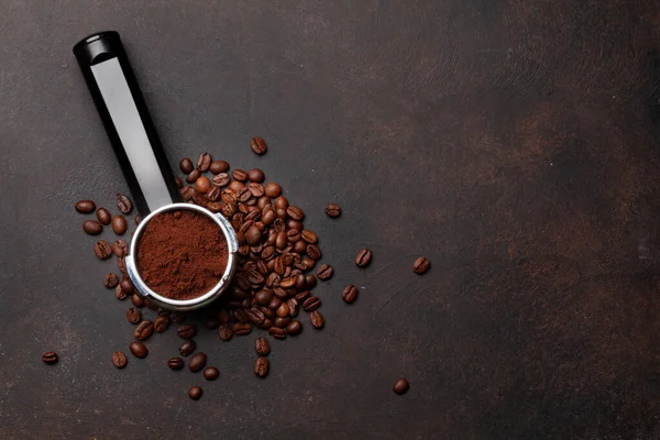 Kavrulmuş Kahve Çekirdeği Filtre Tutacağında Öğütülmüş Kahve Üst Görünüm Düzlüğü — Stok fotoğraf