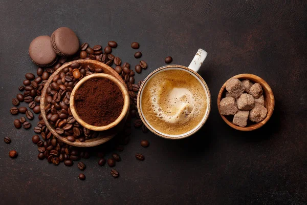 新鮮なカプチーノコーヒー ローストコーヒー豆と砂糖 コピースペース付きのトップビューフラットレイ — ストック写真