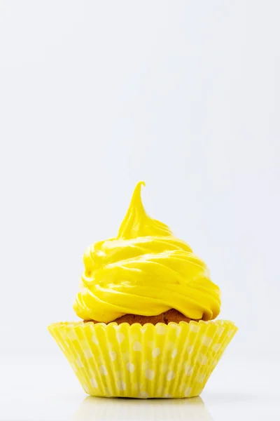 コピースペースとグレーの背景に黄色のカップケーキ — ストック写真