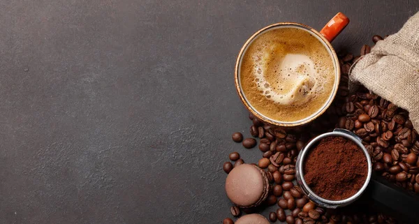 焙煎したコーヒー豆 フィルターホルダーとエスプレッソカップで挽いたコーヒー コピースペース付きのトップビューフラットレイ — ストック写真