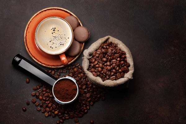 新鲜咖啡加马卡龙 烤咖啡豆袋和滤嘴中的碎咖啡 带有复制空间的顶视图平面布局 — 图库照片