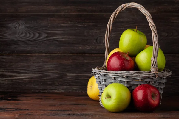 Barevné Zralé Jablečné Ovoce Košíku Dřevěném Stole Mezerou Pro Kopírování — Stock fotografie