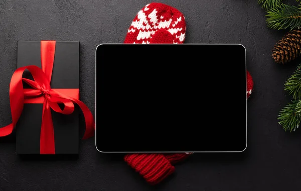 Tablet Mit Leerem Bildschirm Geschenkbox Und Weihnachtsdekor Xmas Bildschirmvorlage — Stockfoto