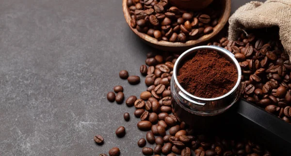 Rostade Kaffebönor Och Malet Kaffe Filterhållare Med Kopieringsutrymme — Stockfoto