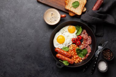 Yağda yumurta, fasulye, pastırma ve sosisli İngiliz kahvaltısı. Üst görünüm düzlüğü kopyalama alanı ile yatıyordu