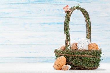 Paskalya tebrik kartı ve sepetinde paskalya yumurtası. Kopyalama alanı ile