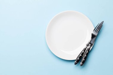 Boş tabak ve çatal bıçak takımı. Üst görünüm düzlüğü kopyalama alanı ile yatıyordu. Yemek için şablon ya da maket