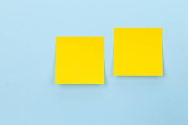 Sarı yapışkan notlar. Bildirim için şablon