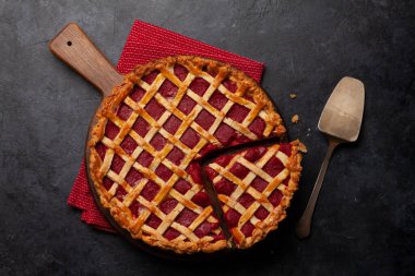Tatlı ahududu ve çilekli pasta. Üst görünüm düzlüğü