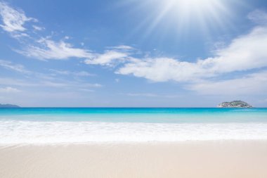 Deniz manzarası ve bulutlu gökyüzü. Deniz manzarası.