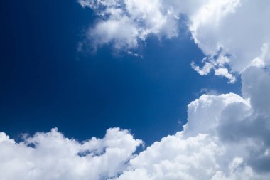 Bulutlu mavi güneşli gökyüzü ve ortadaki boşluğu kopyala