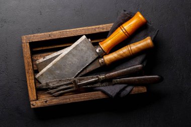 Mutfak masasındaki kutuda mutfak gereçleri var. Düz yatıyordu