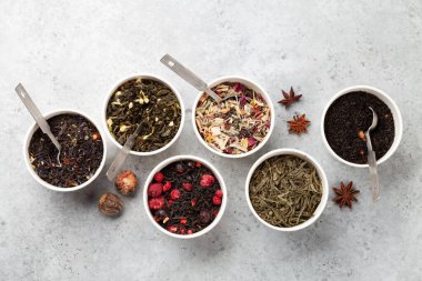 Çeşitli kurutulmuş çaylar. Bitki, yeşil, böğürtlen ve siyah çay yaprakları. Üst görünüm düzlüğü kopyalama alanı ile yatıyordu