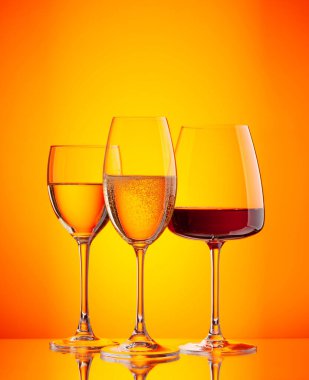 Beyaz şarap, şampanya ve kırmızı şarap bardakları.