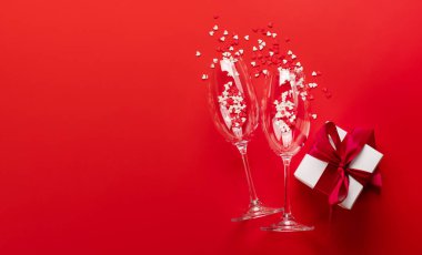 Gül çiçekli sevgililer günü tebrik kartı. Sevgi dolu selamlarınız için uzayda yatın