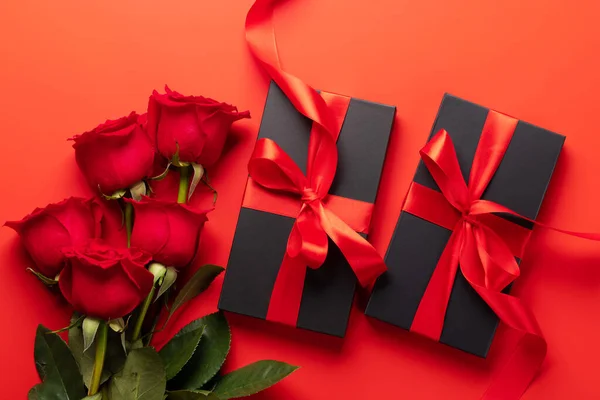 情人节卡片上有礼品盒和玫瑰花 红色背景 — 图库照片