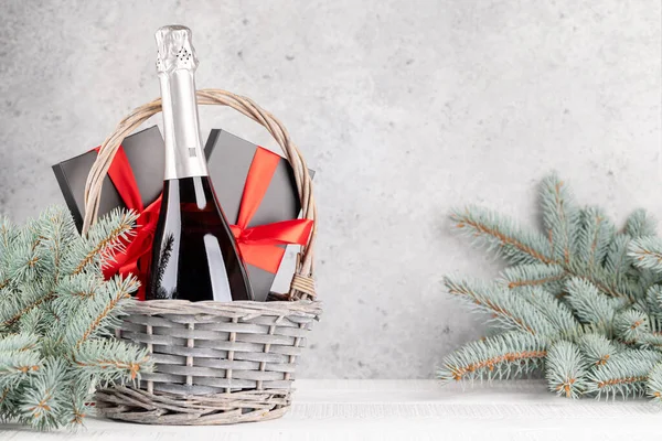 Mand Met Kerstcadeau Dozen Champagne Ruimte Voor Kerstgroeten — Stockfoto