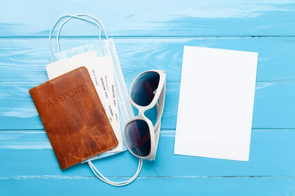 旅行和度假的概念 旅行附件和物品 带有机票 太阳镜和口罩的护照 顶部视图平面放置与空白卡片为您的文字或照片 — 图库照片