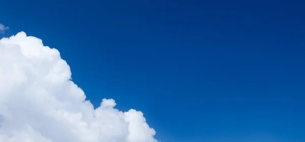 Cielo Azul Soleado Con Nubes Espacio Copia Centro —  Fotos de Stock