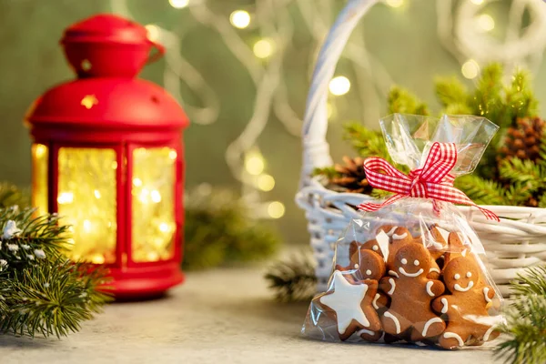 クリスマスのジンジャーブレッドクッキー モミの木の枝とガーランドライト — ストック写真