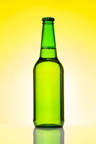 Bierfles Voor Groene Achtergrond Studioshoot — Stockfoto